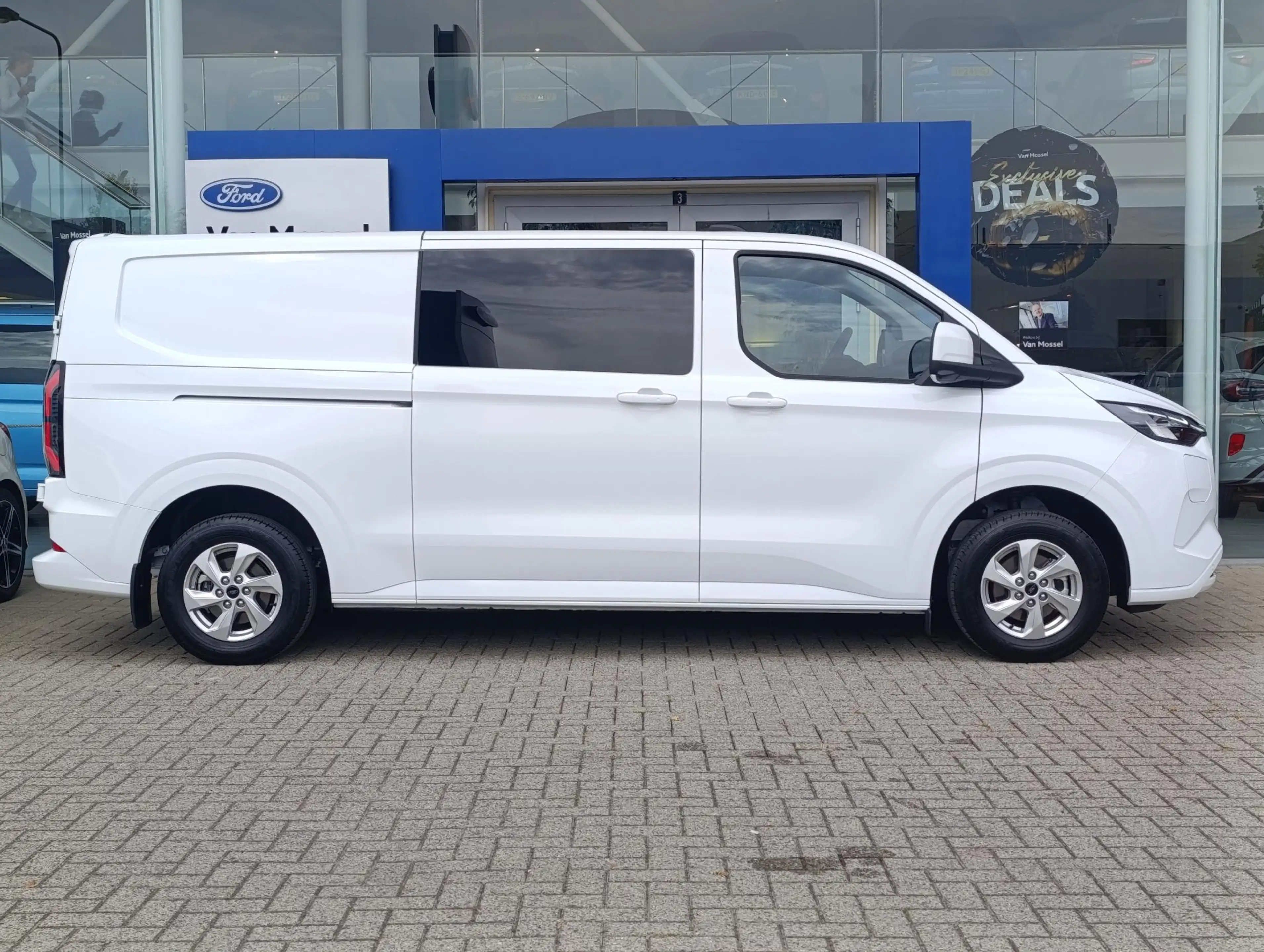 Ford E-Transit Cust. 320 L2H1 Limited 71 kWh DC | Bel voor beschi — photo 5