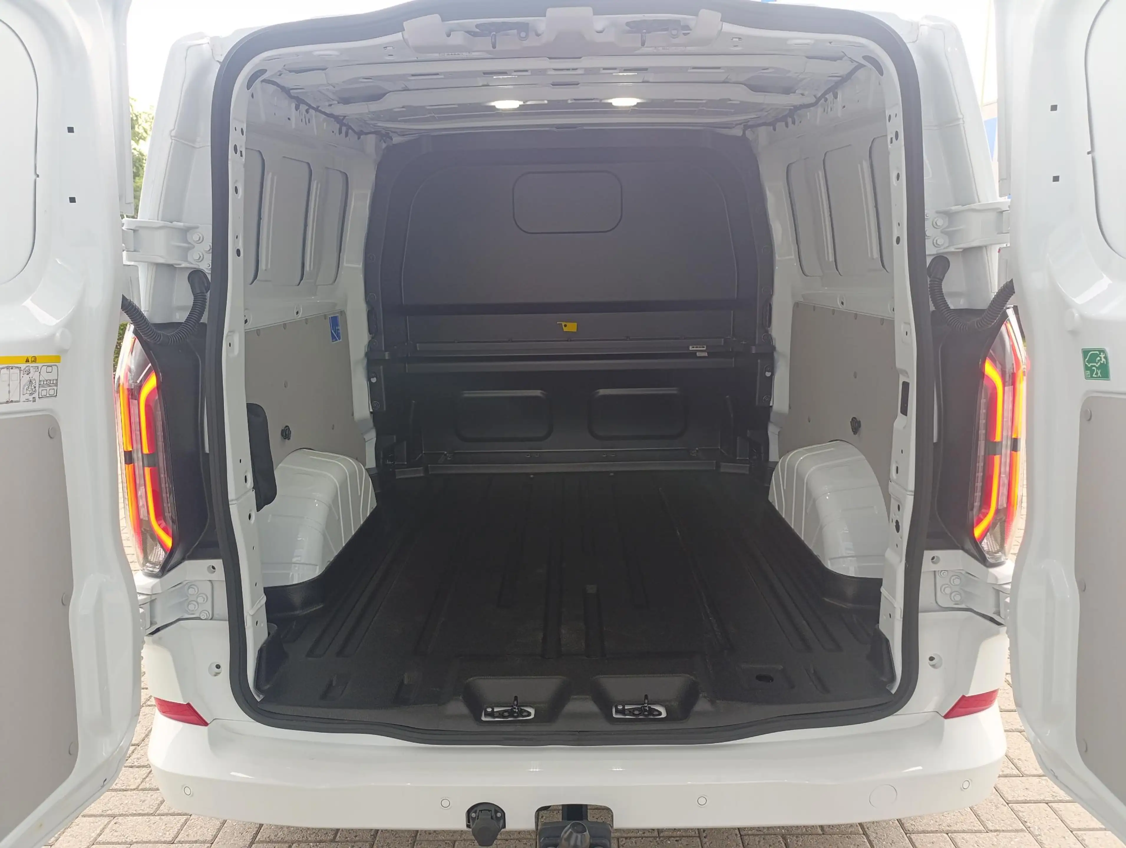 Ford E-Transit Cust. 320 L2H1 Limited 71 kWh DC | Bel voor beschi — photo 10