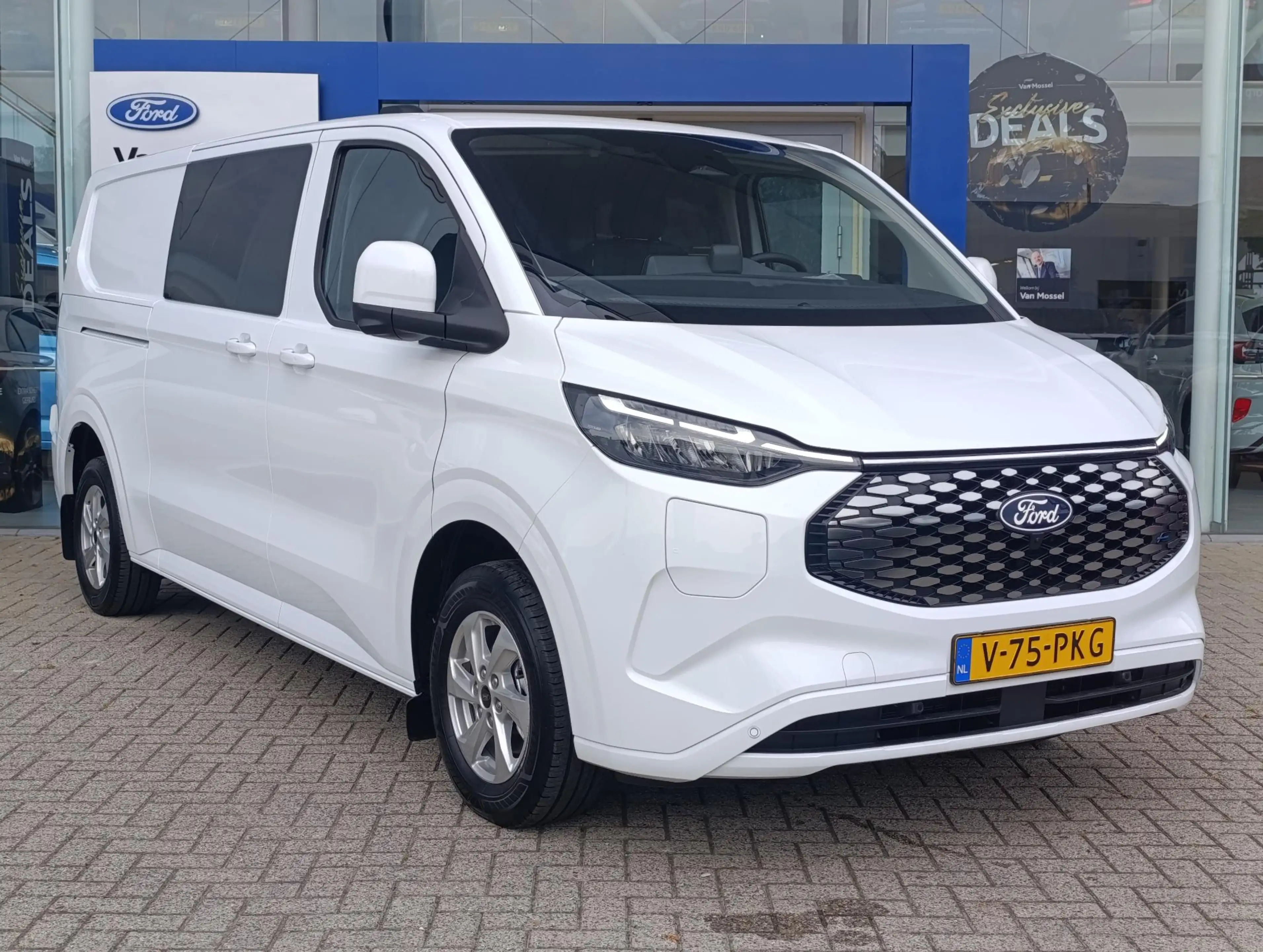 Ford E-Transit Cust. 320 L2H1 Limited 71 kWh DC | Bel voor beschi — photo 2