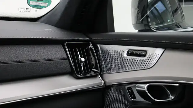 Volvo XC90 view 10