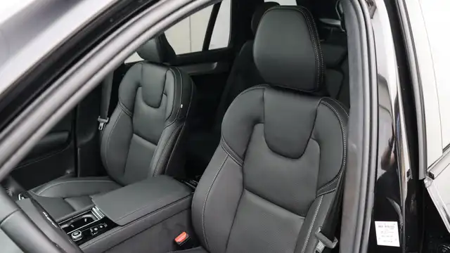Volvo XC90 view 9