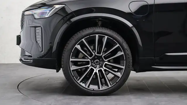 Volvo XC90 view 6