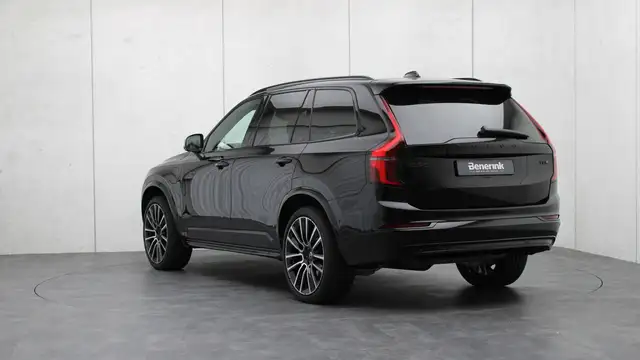 Volvo XC90 view 3
