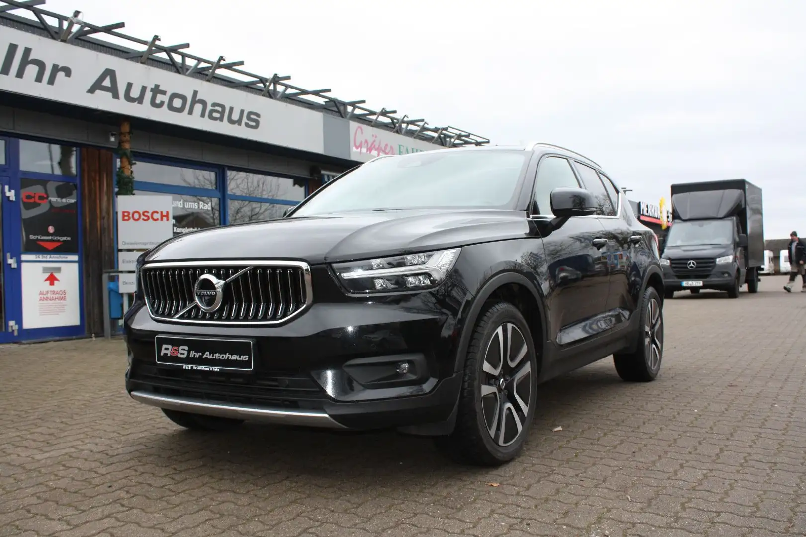 Volvo XC40 T3 Momentum Schwarz - 1