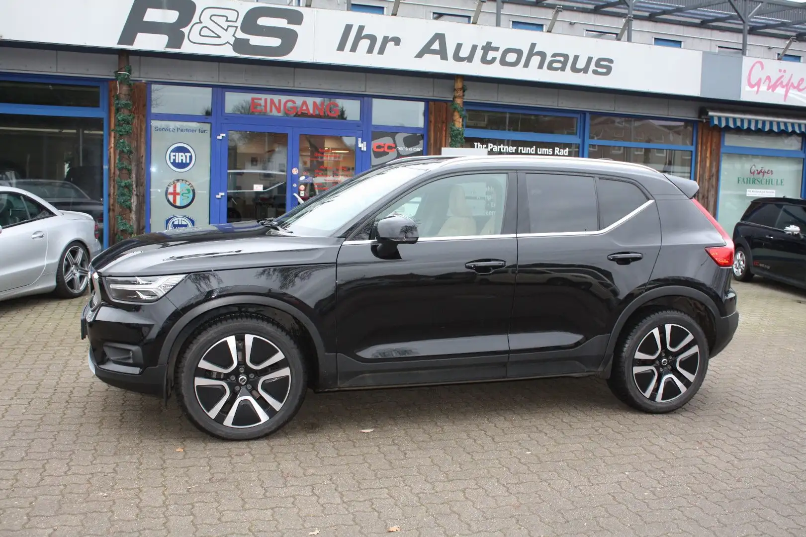 Volvo XC40 T3 Momentum Schwarz - 2