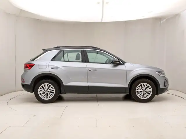 Volkswagen T-Roc view 3