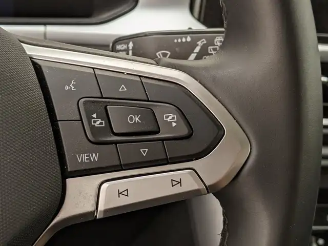 Volkswagen T-Roc view 11