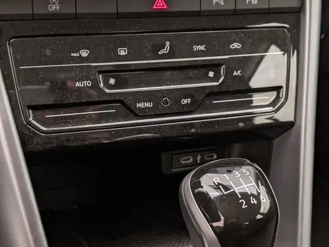 Volkswagen T-Roc view 12