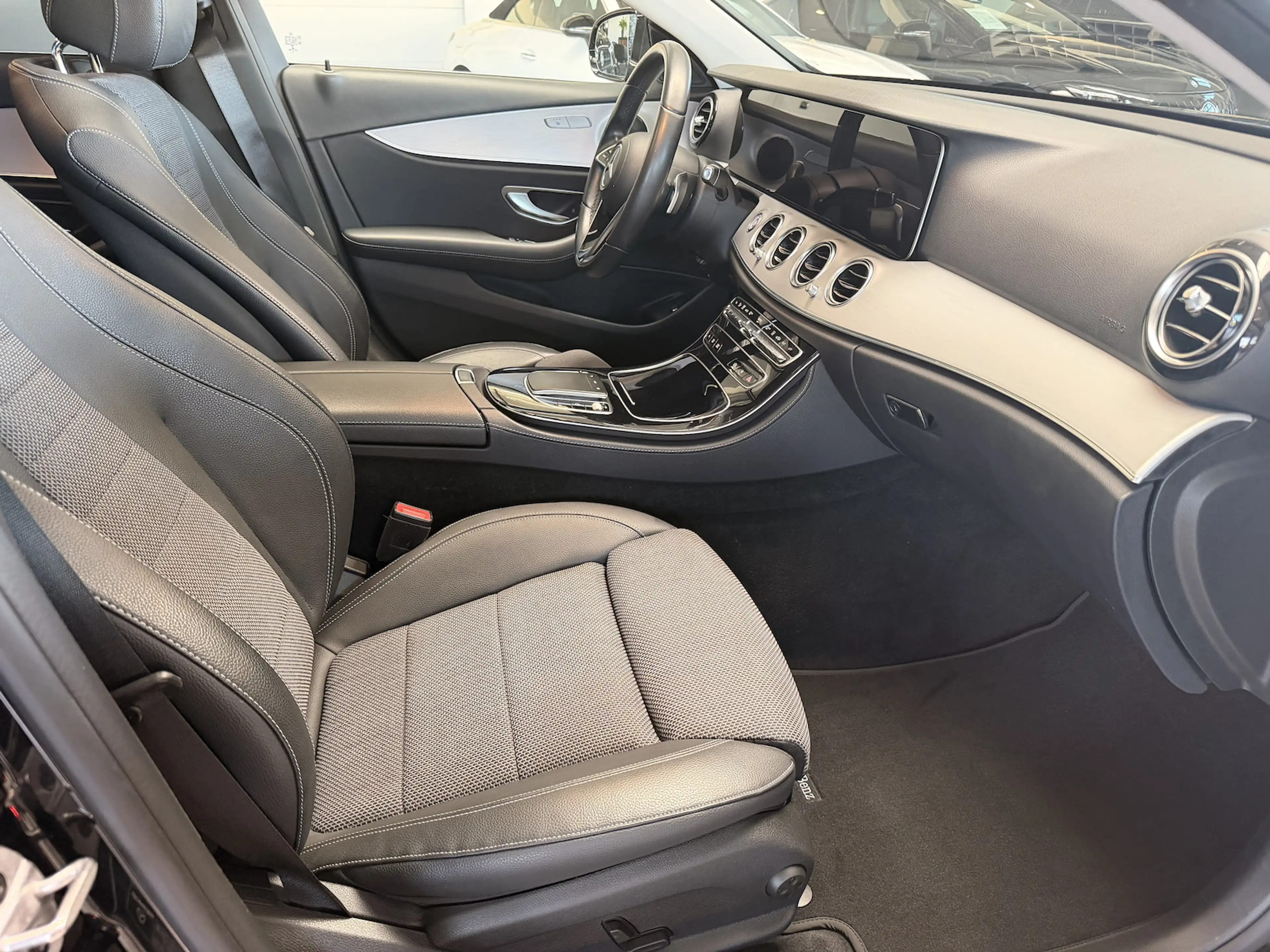 Mercedes-Benz E 300 de Avantgarde Widescreen Totwinkel SHD LED — photo 9