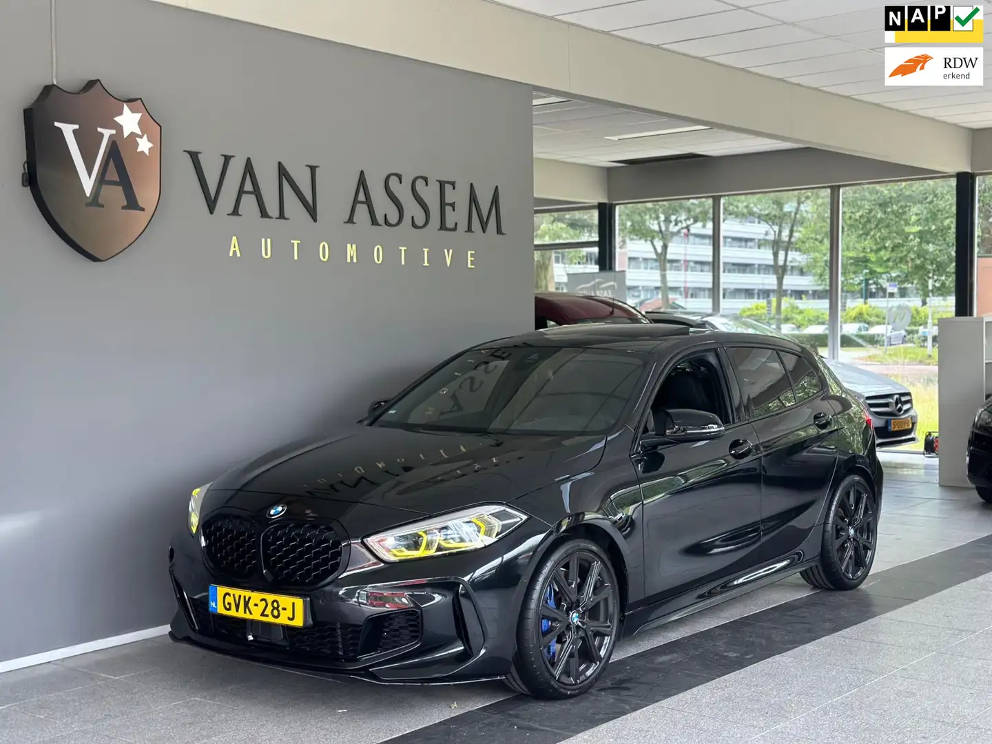 BMW 135 1-serie M135i xDrive High Executive|306PK Zwart - 1