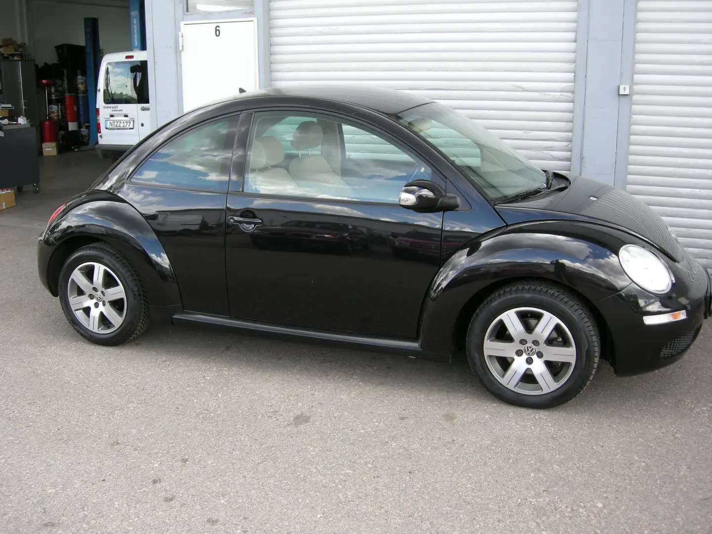 Volkswagen New Beetle 2.0 Automatik Чорний - 2