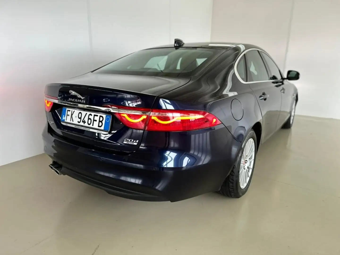 Jaguar XF 2.0 D 180 CV AWD aut. Prestige 4X4 Blau - 2