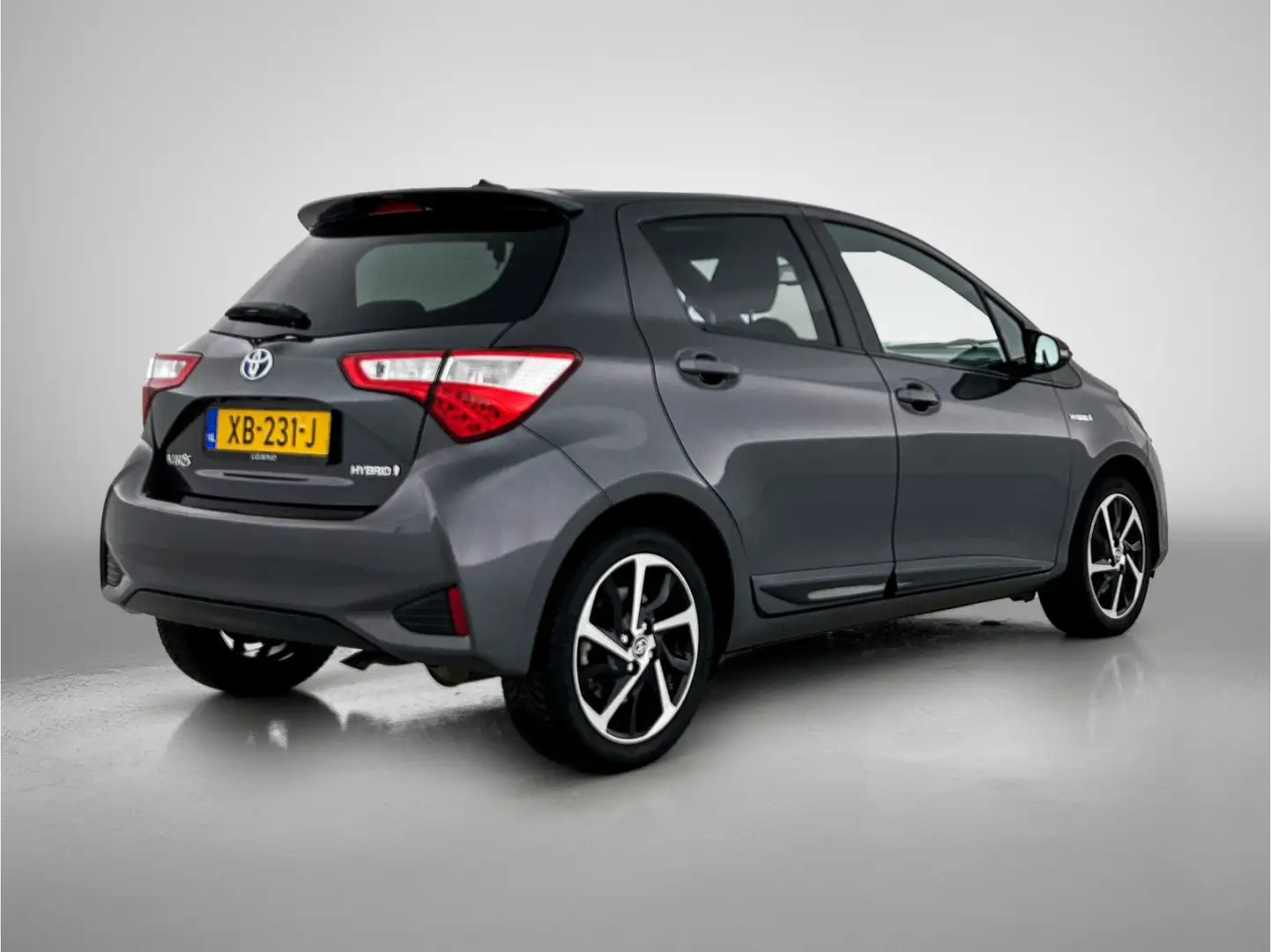 Toyota Yaris 1.5 Hybrid Executive | 1e Eigenaar | Panoramadak | Grijs - 2