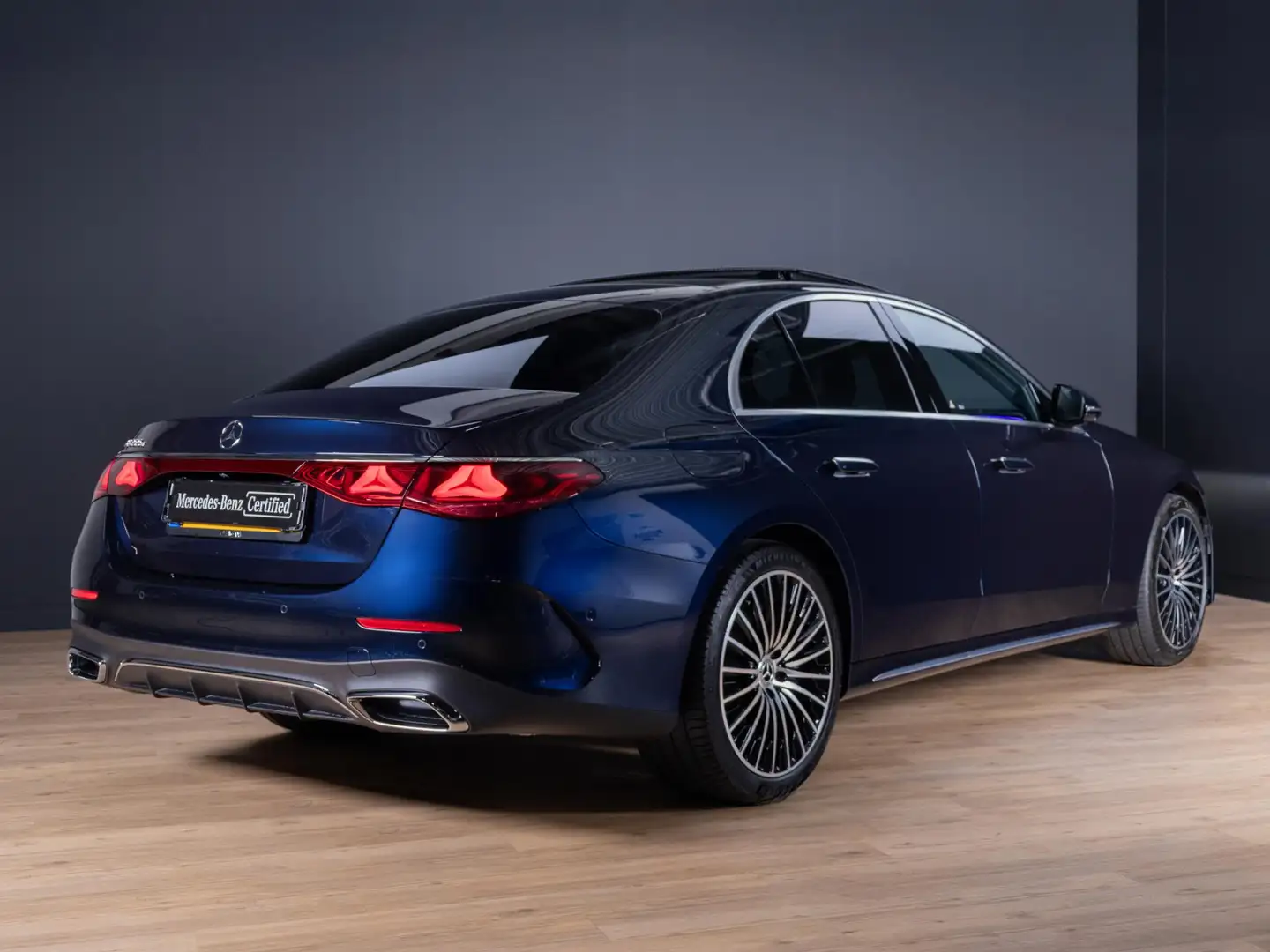 Mercedes-Benz E 300 Limousine e Sport Edition Premium | Panorama dak Blauw - 2