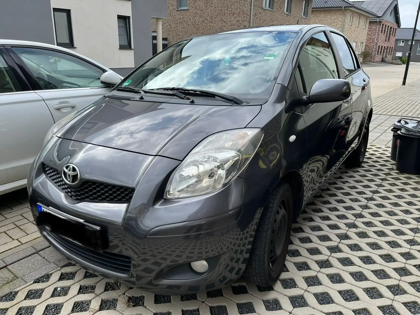 Toyota Yaris Edition TÜV 2025-08 Grau - 1