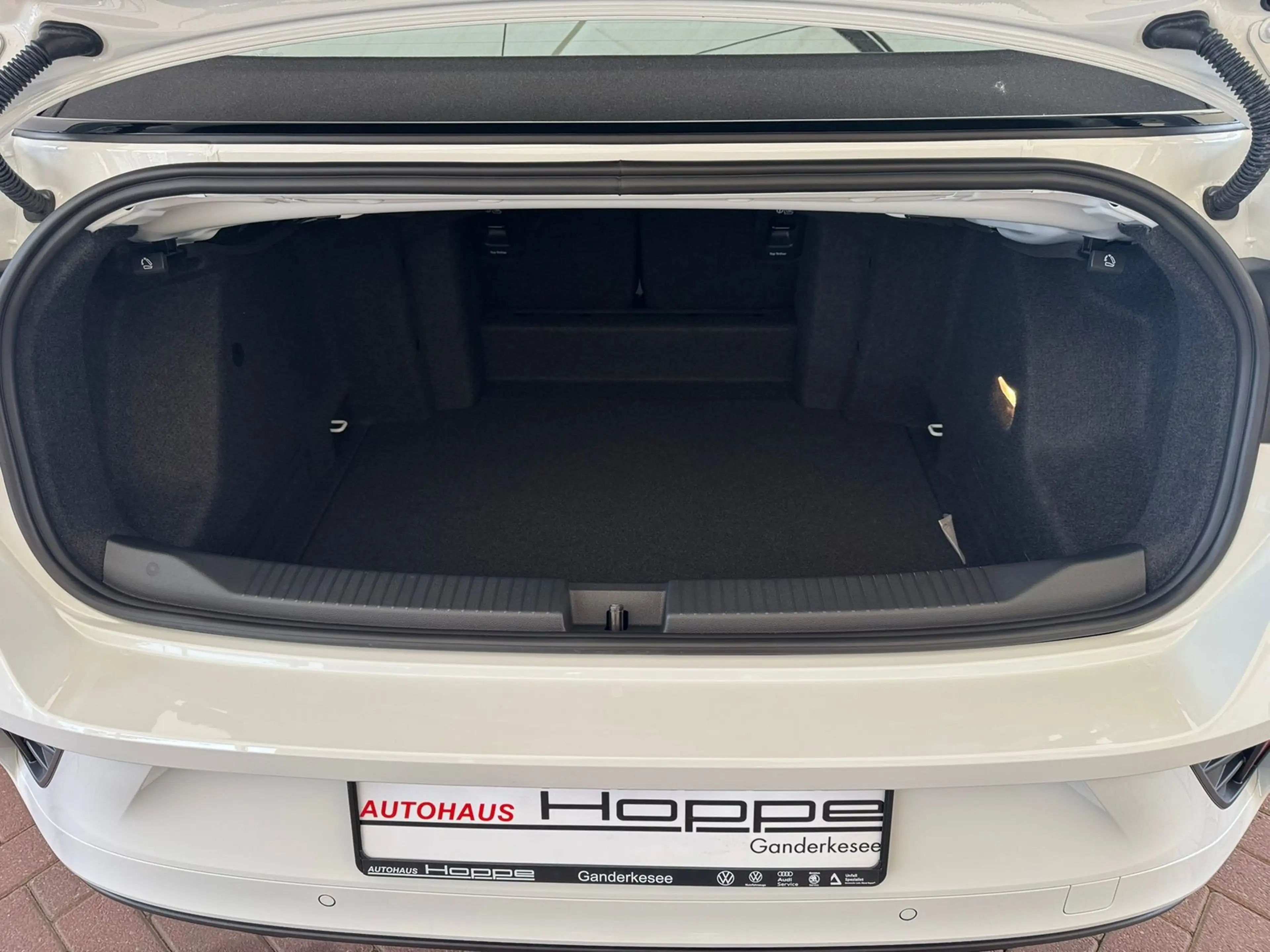 Volkswagen T-Roc R-Line 1.5TSI DSG+BLACKSTYL+KAMERA+SHZ+LED+ACC — photo 16
