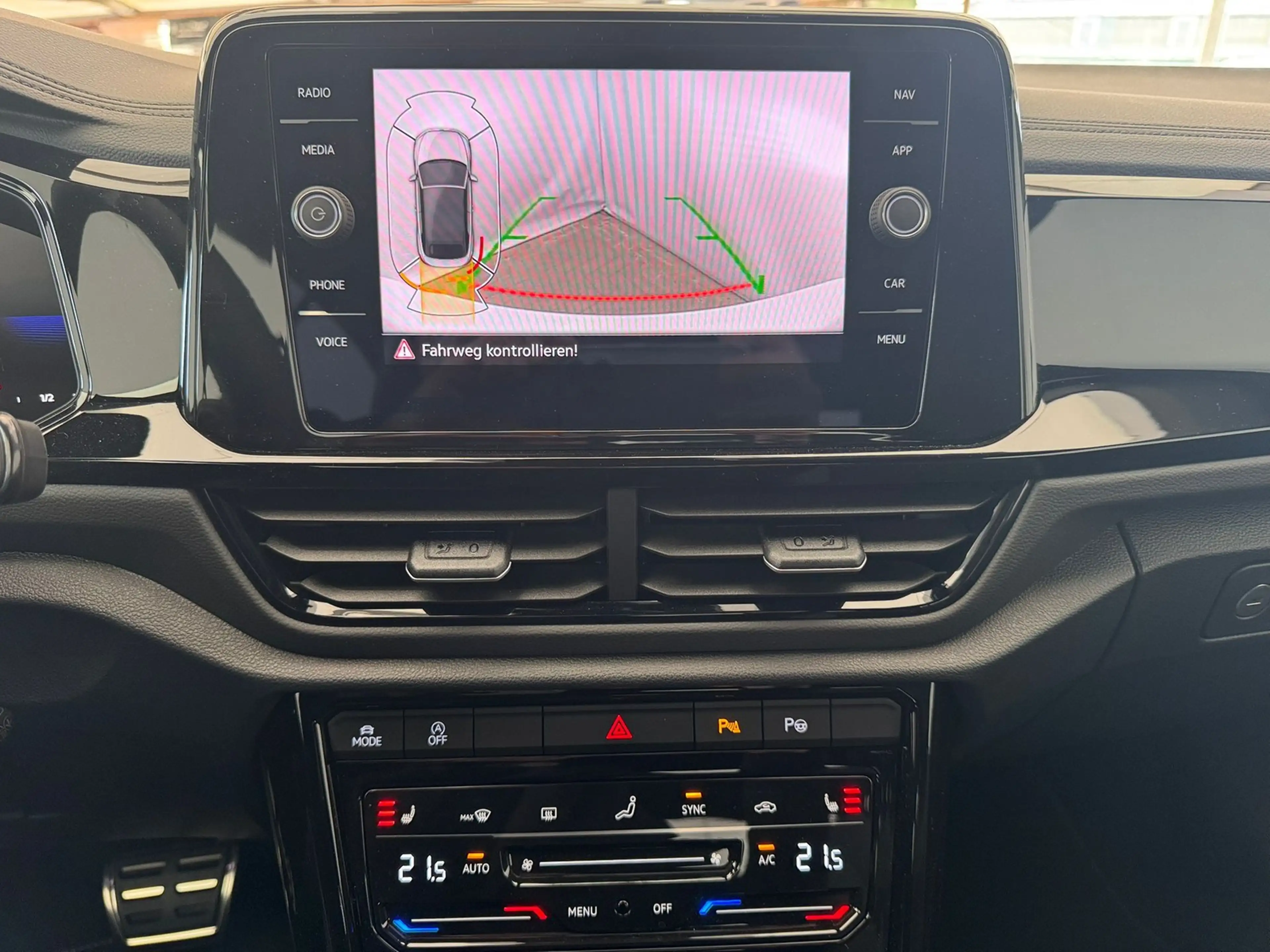 Volkswagen T-Roc R-Line 1.5TSI DSG+BLACKSTYL+KAMERA+SHZ+LED+ACC — photo 4