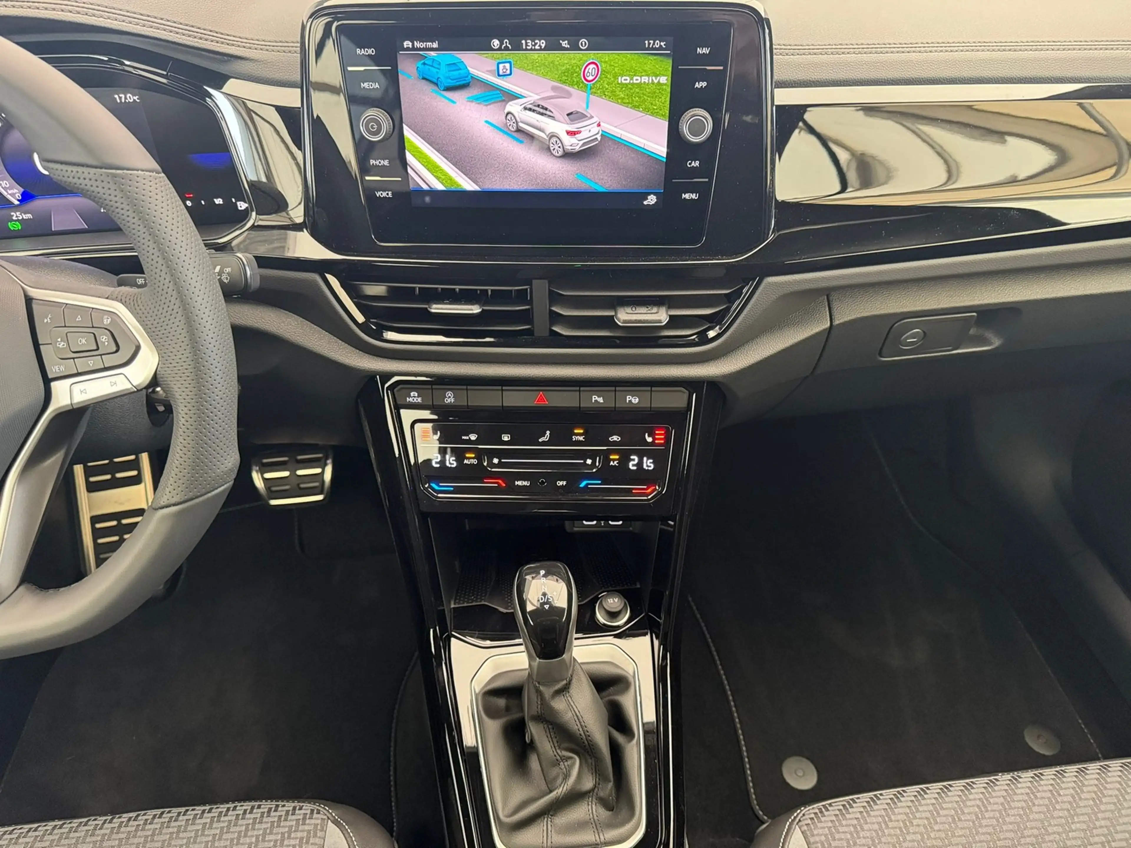Volkswagen T-Roc R-Line 1.5TSI DSG+BLACKSTYL+KAMERA+SHZ+LED+ACC — photo 6