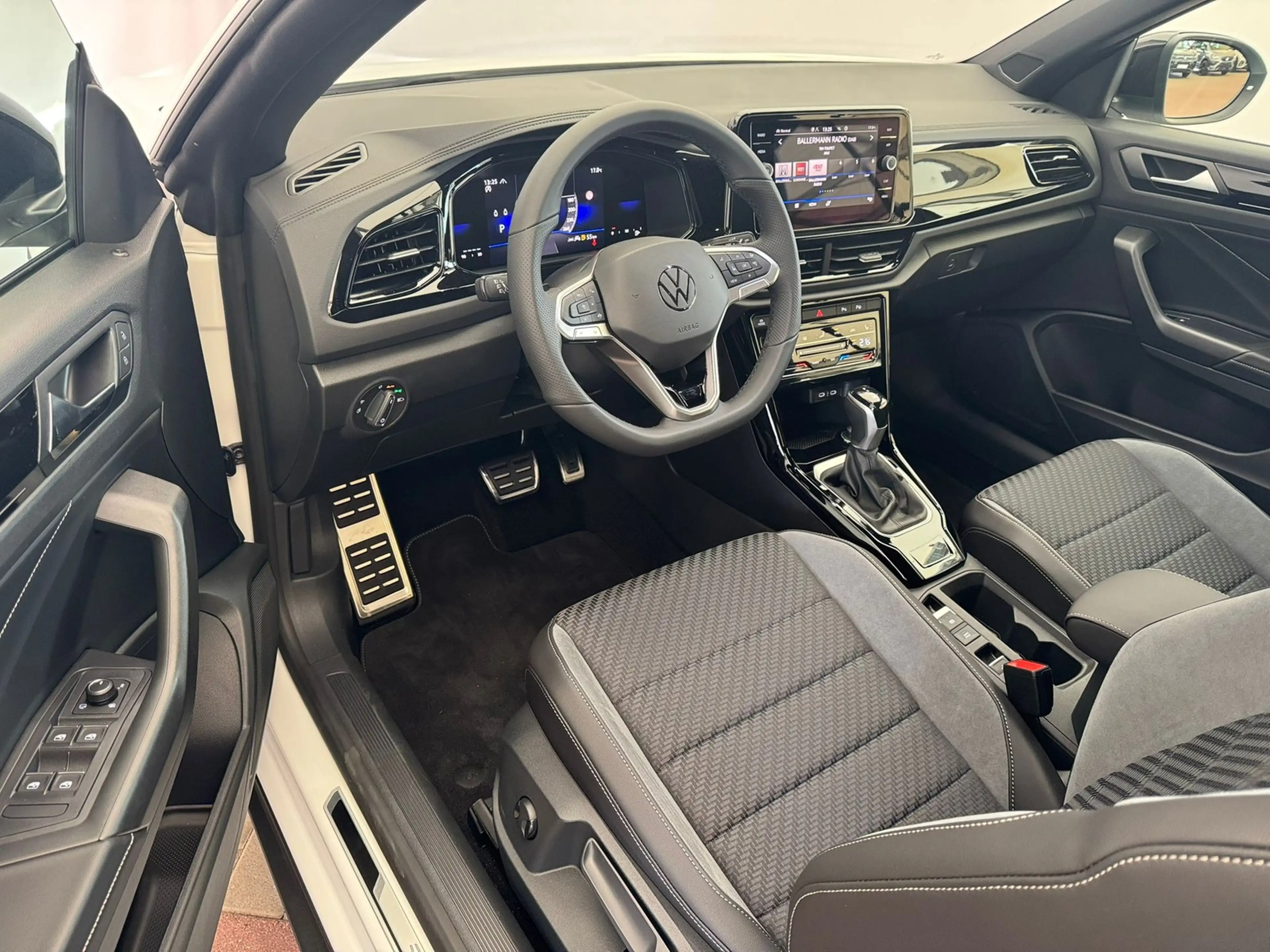 Volkswagen T-Roc R-Line 1.5TSI DSG+BLACKSTYL+KAMERA+SHZ+LED+ACC — photo 10