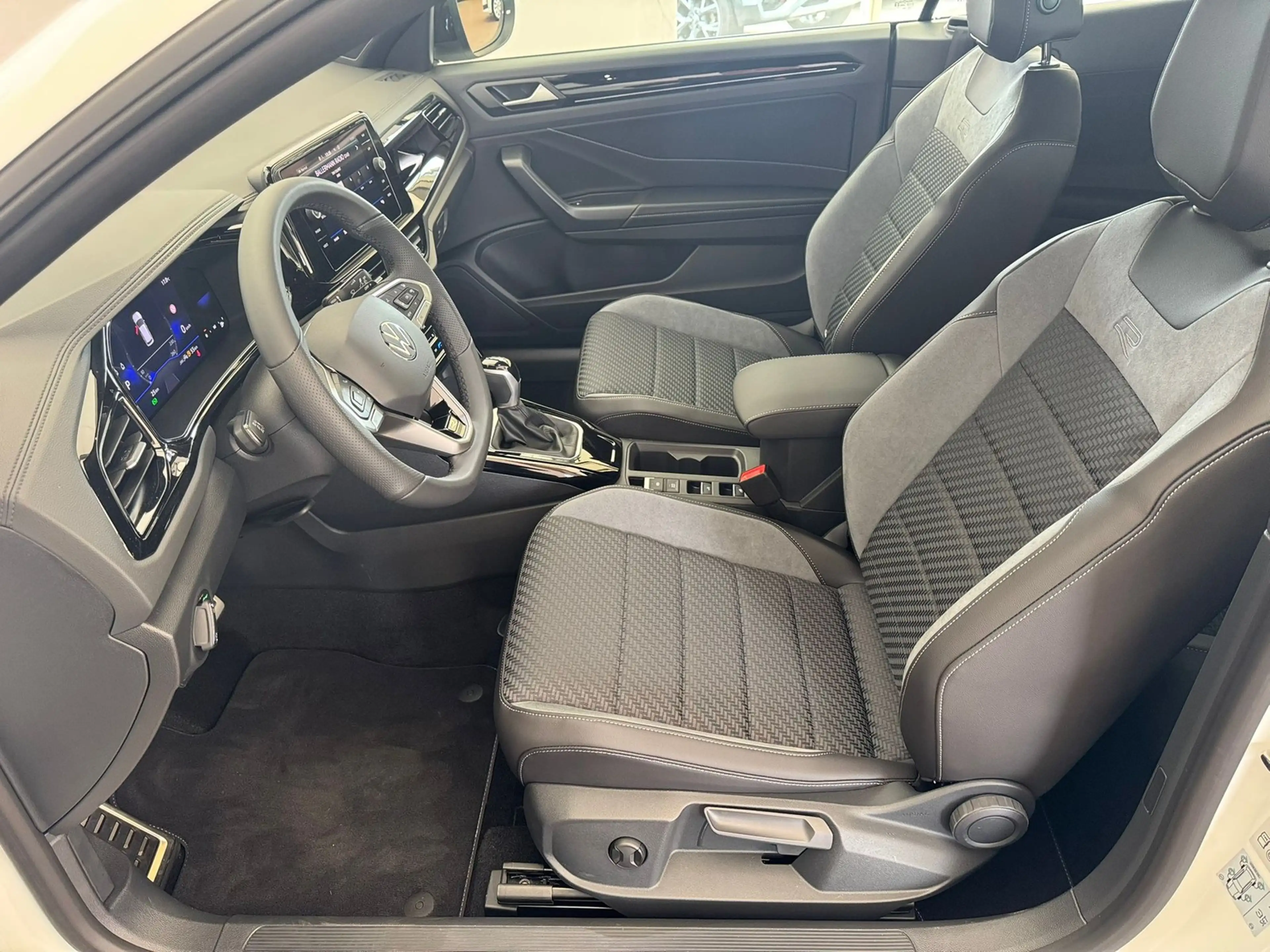 Volkswagen T-Roc R-Line 1.5TSI DSG+BLACKSTYL+KAMERA+SHZ+LED+ACC — photo 11