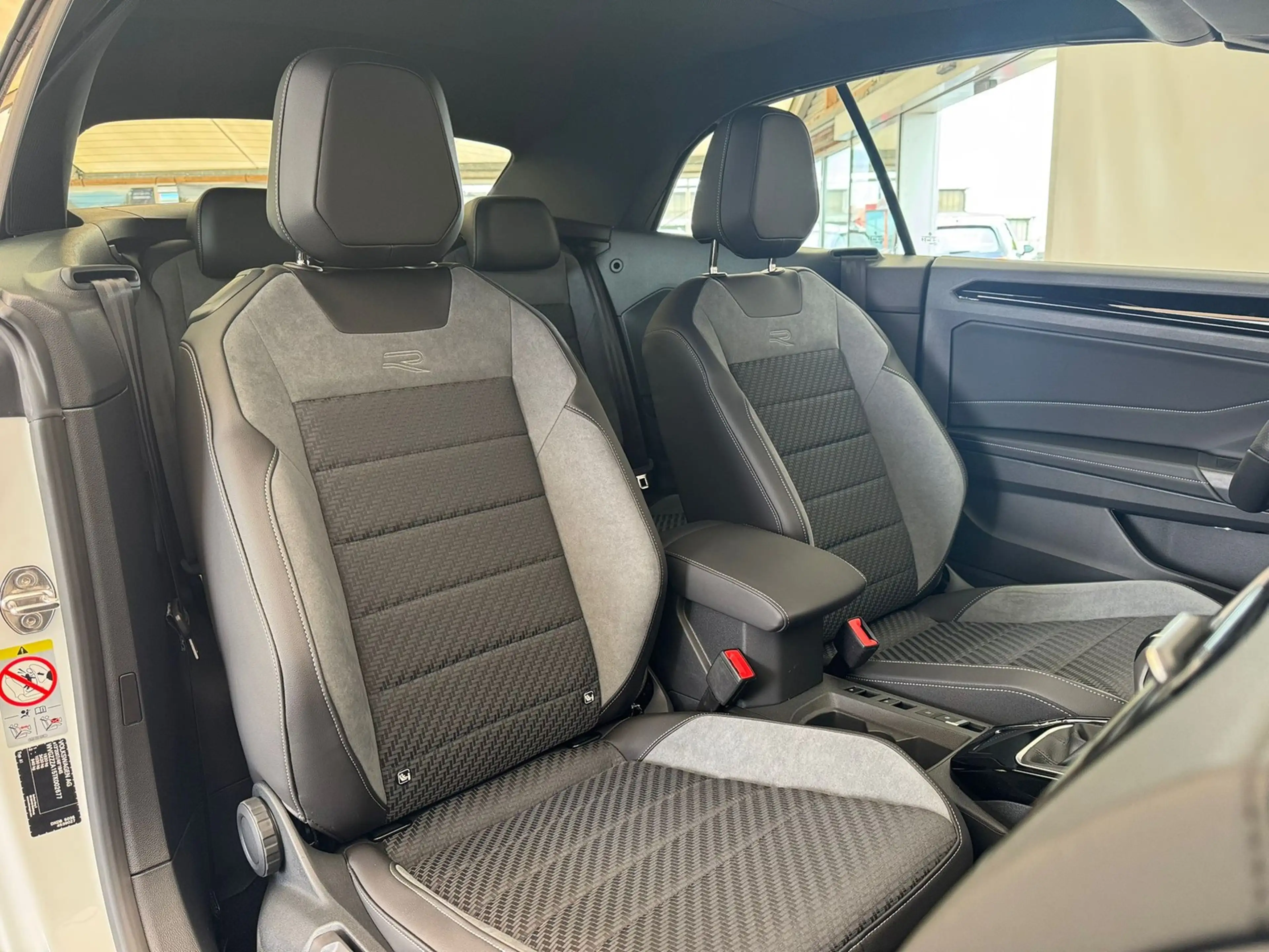 Volkswagen T-Roc R-Line 1.5TSI DSG+BLACKSTYL+KAMERA+SHZ+LED+ACC — photo 12