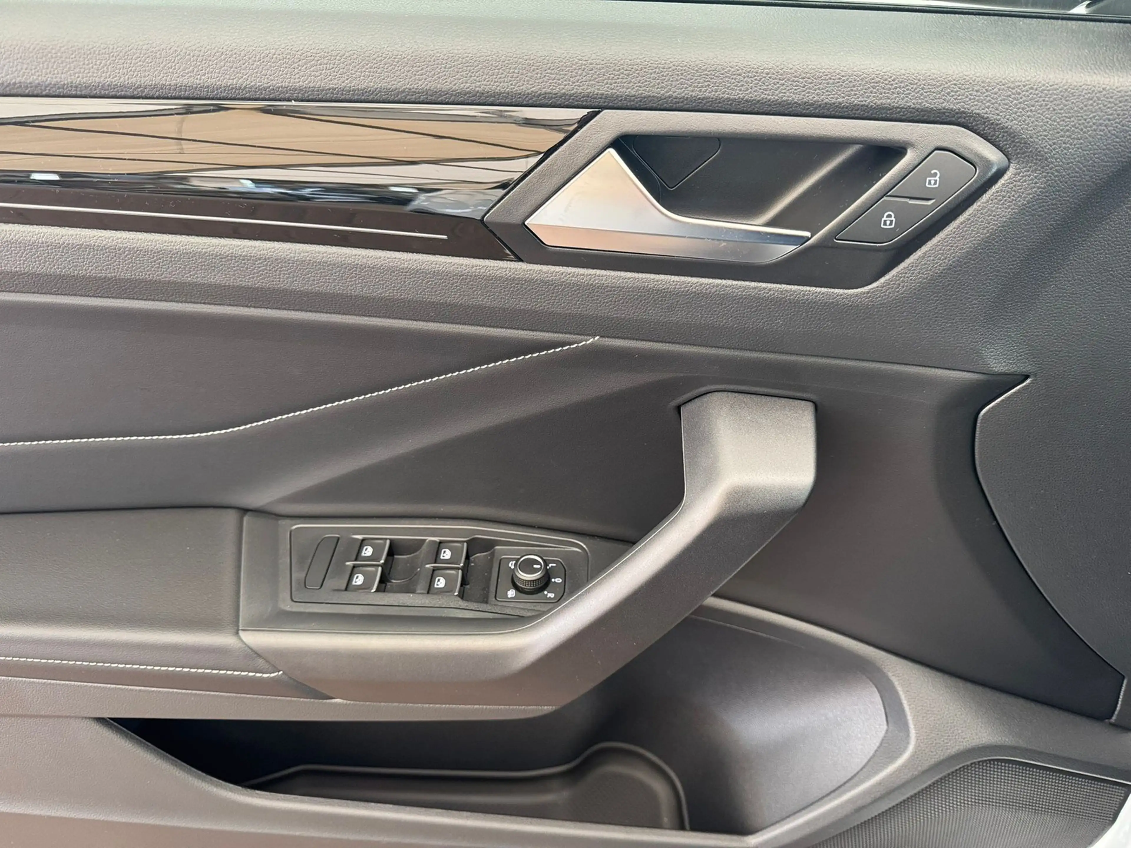 Volkswagen T-Roc R-Line 1.5TSI DSG+BLACKSTYL+KAMERA+SHZ+LED+ACC — photo 9