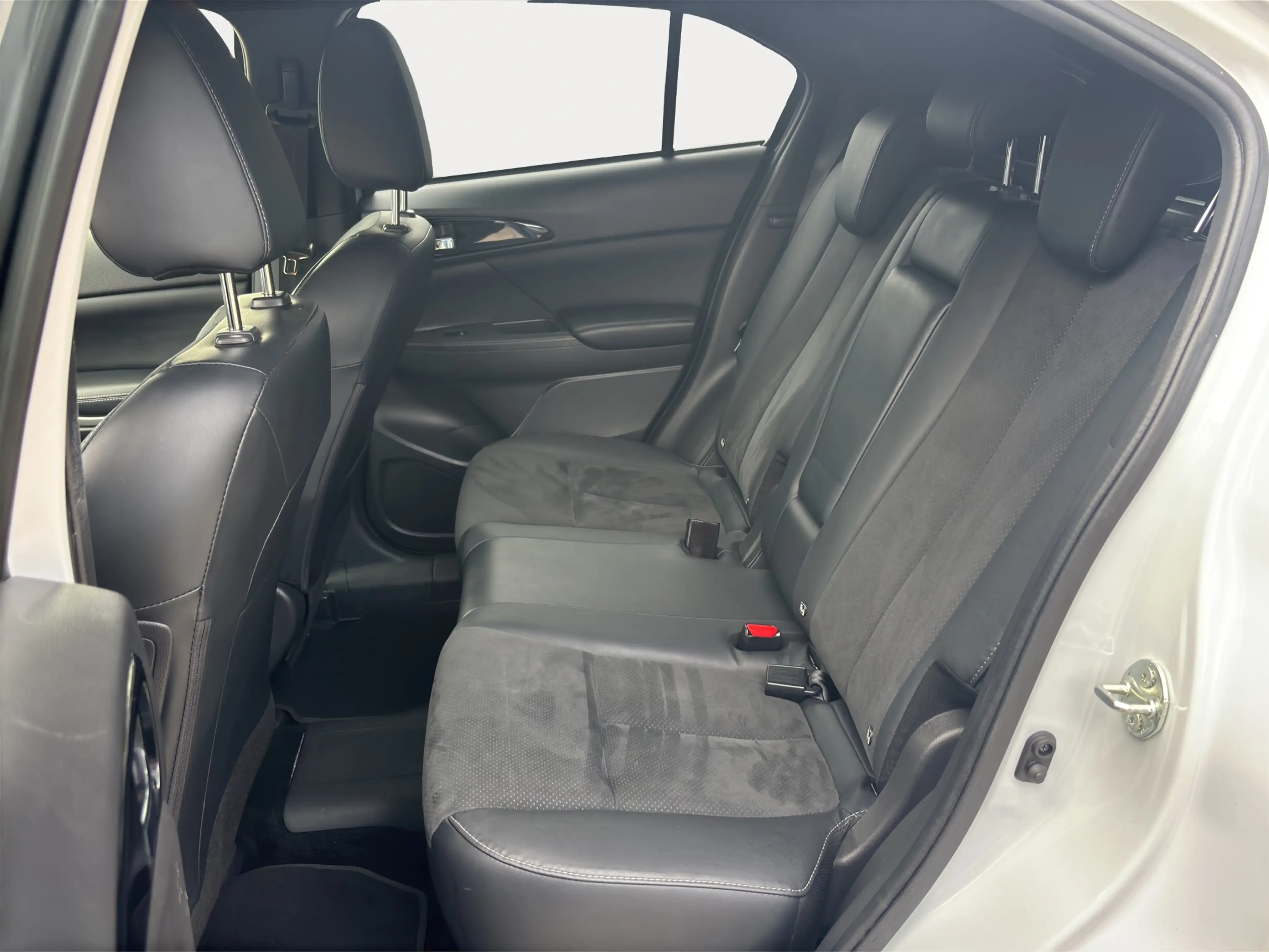 Mitsubishi Eclipse Cross 2.4 PHEV Intense+ | Achteruitrijcamera | Apple Car — photo 18