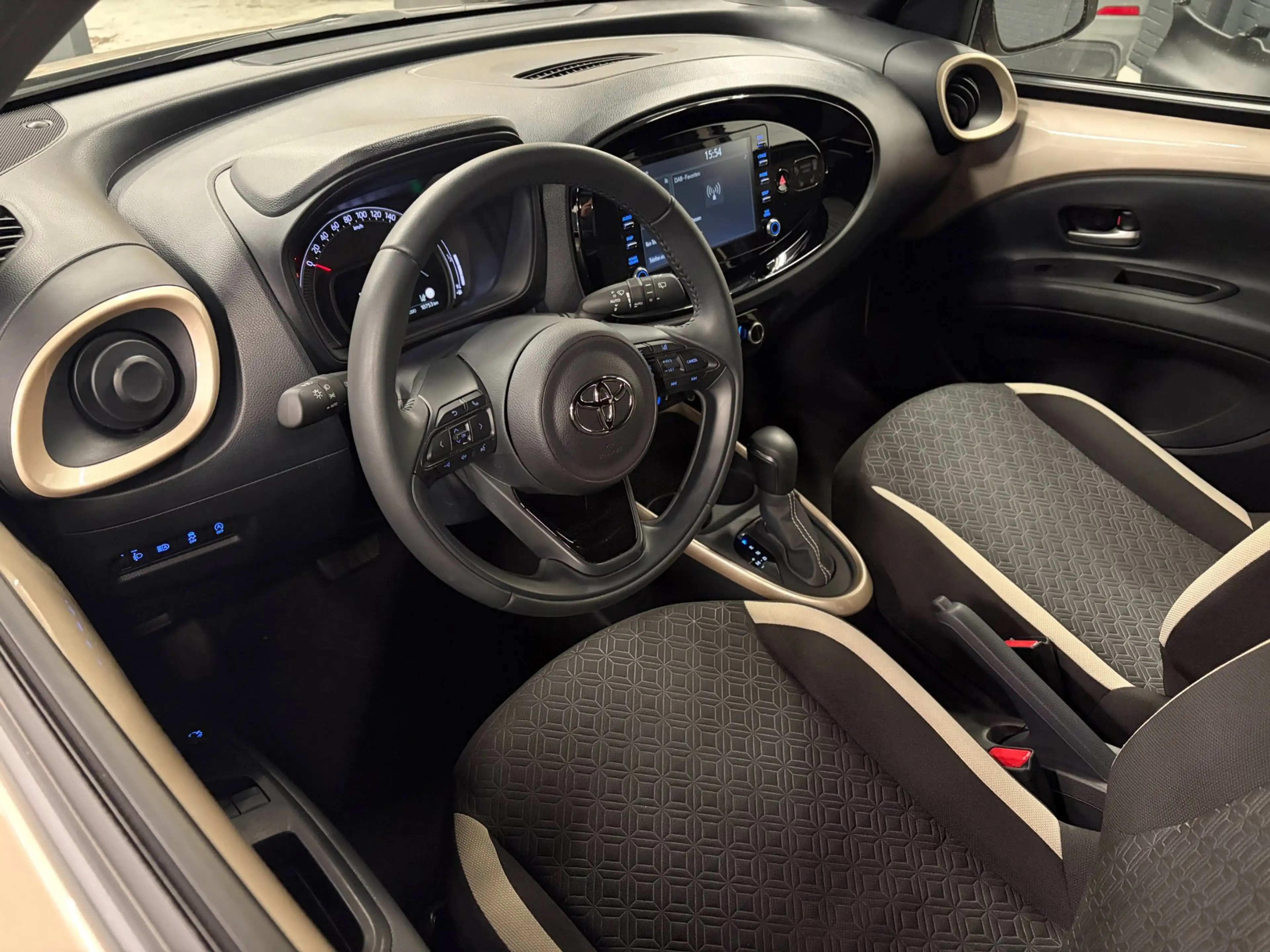 Toyota Aygo X 1.0 VVT-i MT Pulse Automaat / Clima / Camera / Key — photo 2