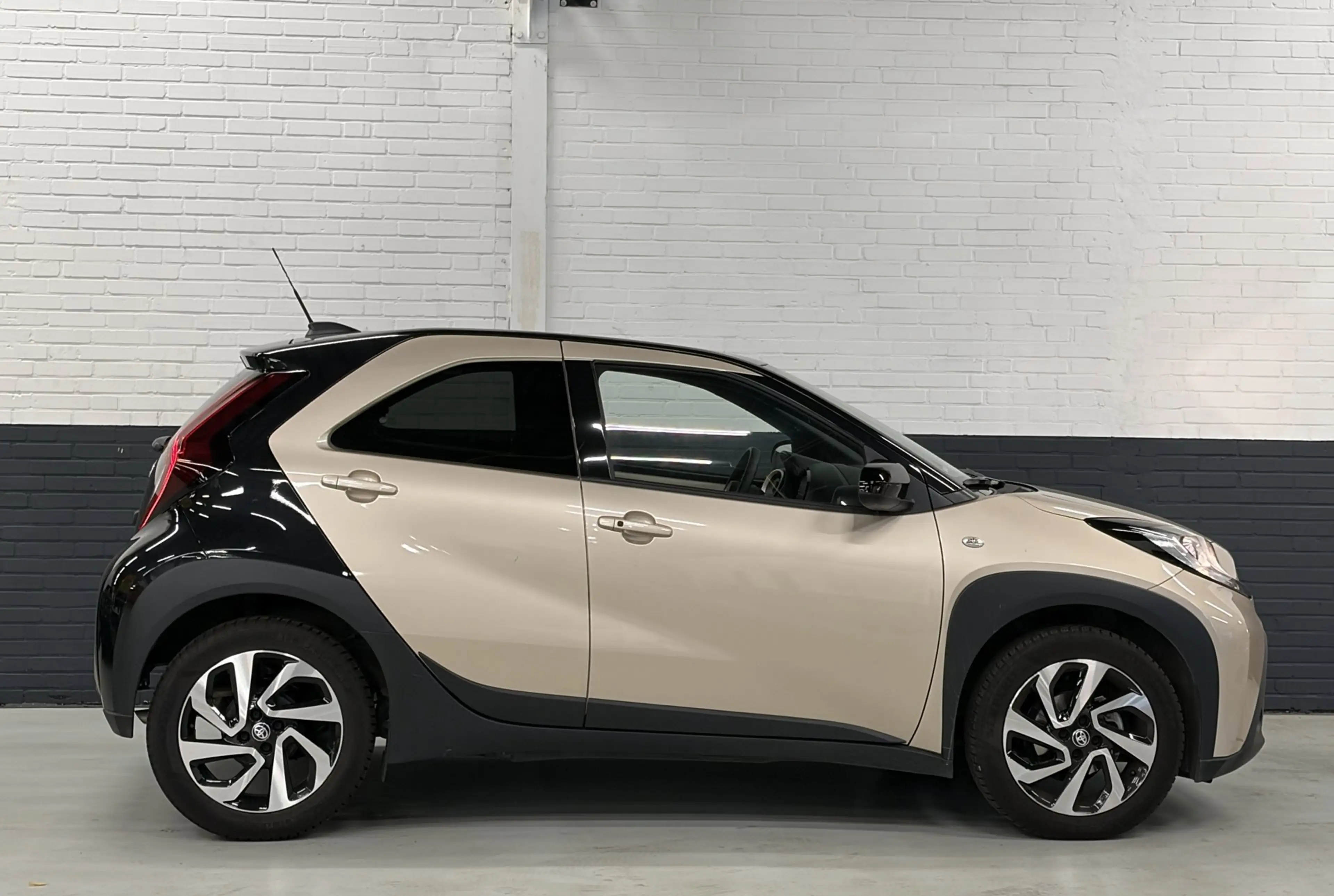 Toyota Aygo X 1.0 VVT-i MT Pulse Automaat / Clima / Camera / Key — photo 6