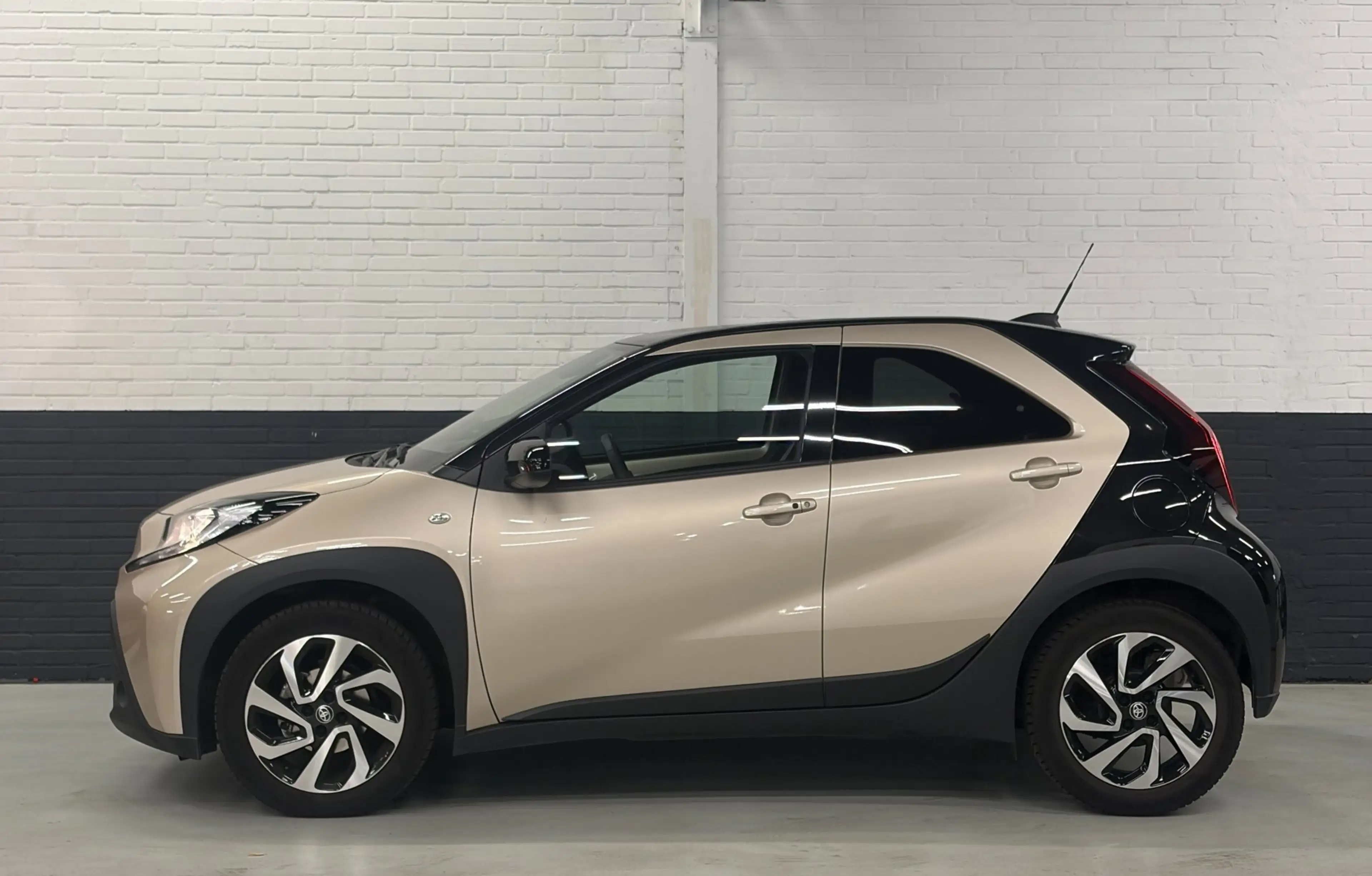 Toyota Aygo X 1.0 VVT-i MT Pulse Automaat / Clima / Camera / Key — photo 7