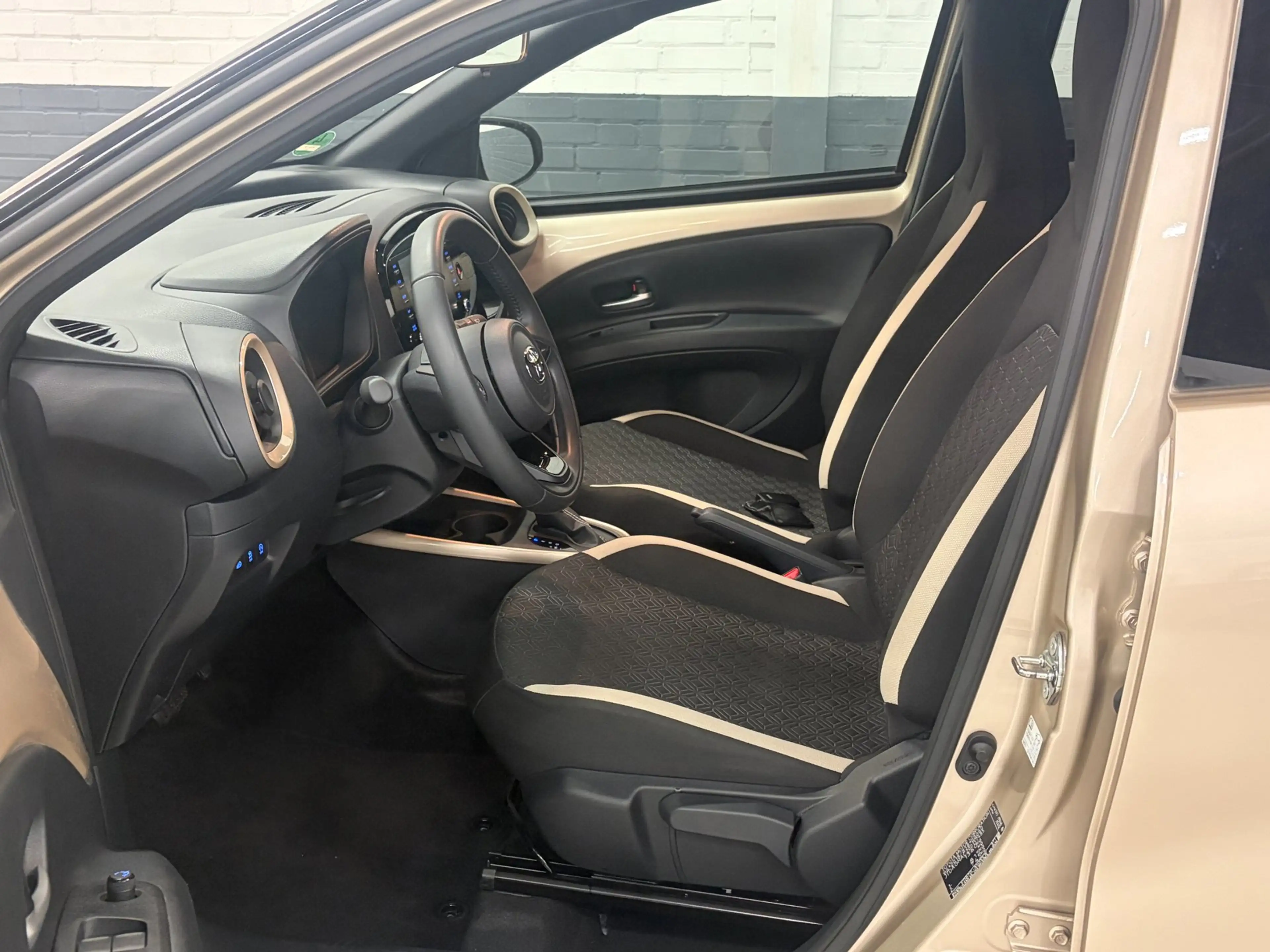Toyota Aygo X 1.0 VVT-i MT Pulse Automaat / Clima / Camera / Key — photo 9