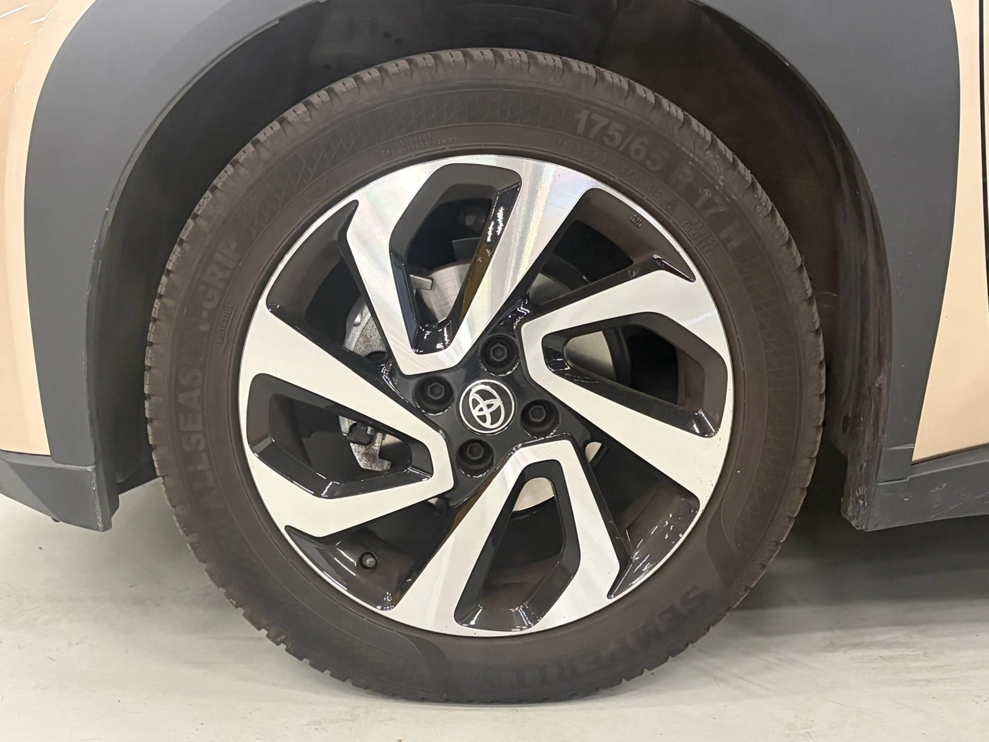 Toyota Aygo X 1.0 VVT-i MT Pulse Automaat / Clima / Camera / Key — photo 8