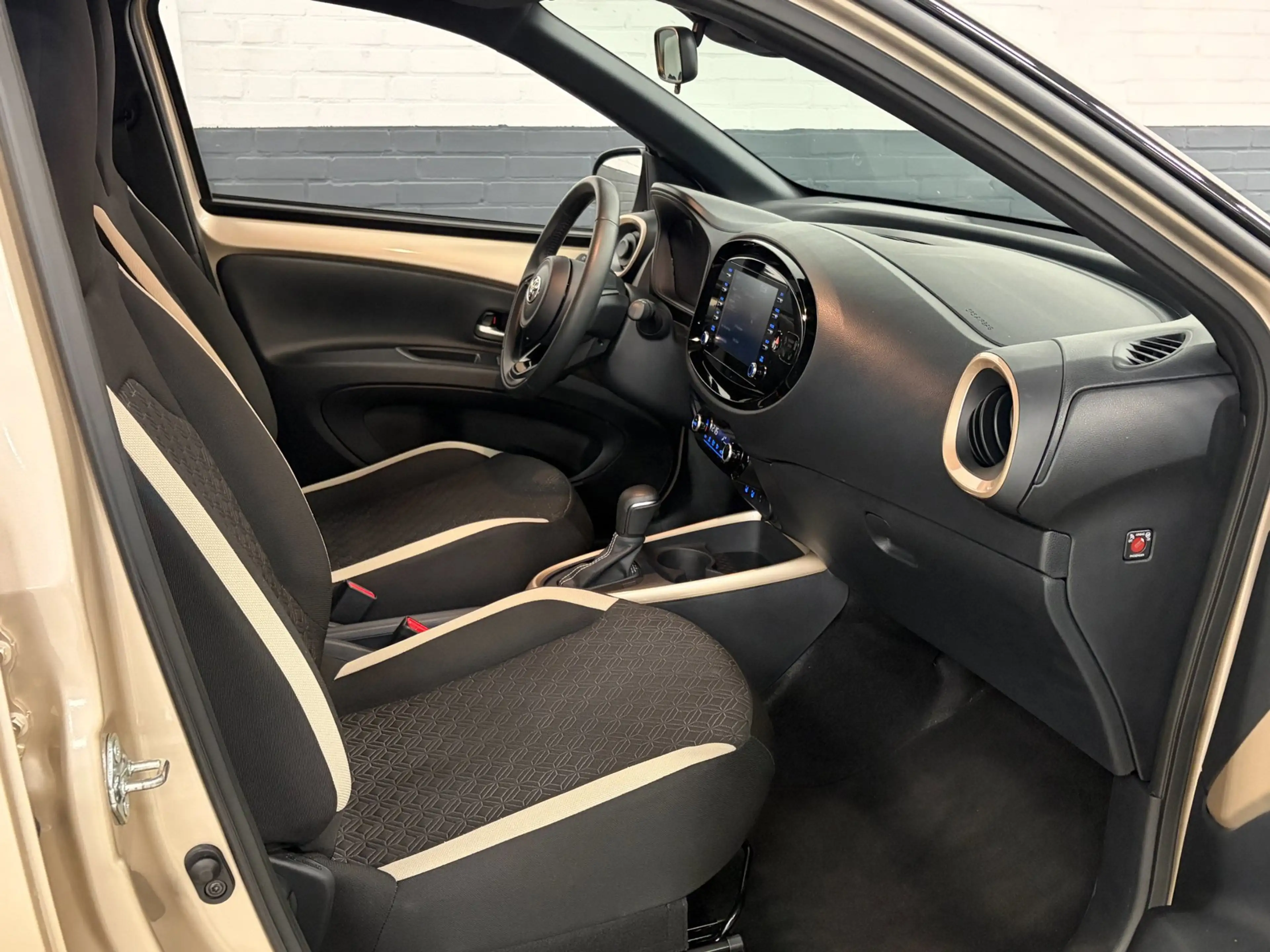 Toyota Aygo X 1.0 VVT-i MT Pulse Automaat / Clima / Camera / Key — photo 22