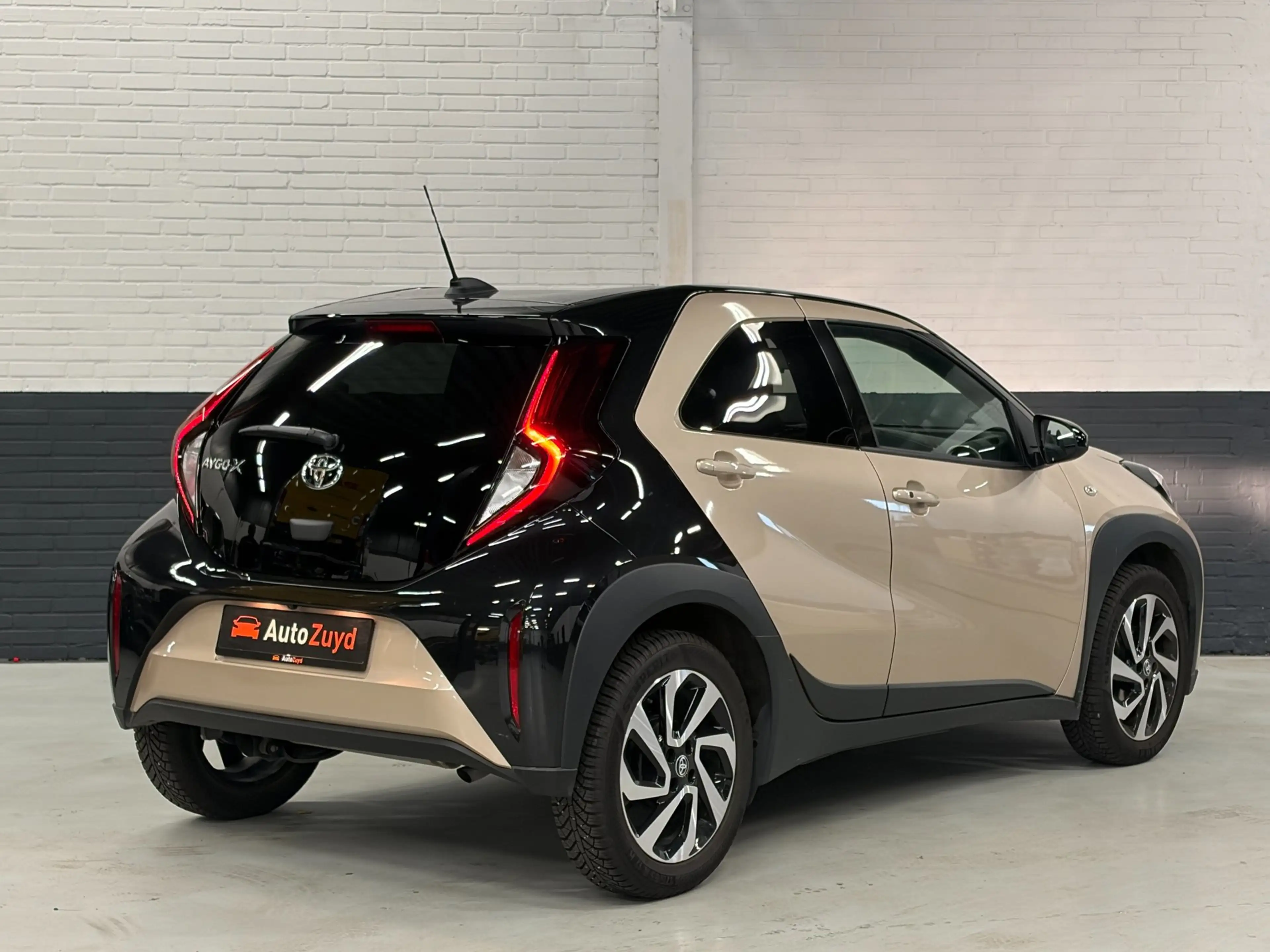 Toyota Aygo X 1.0 VVT-i MT Pulse Automaat / Clima / Camera / Key — photo 3