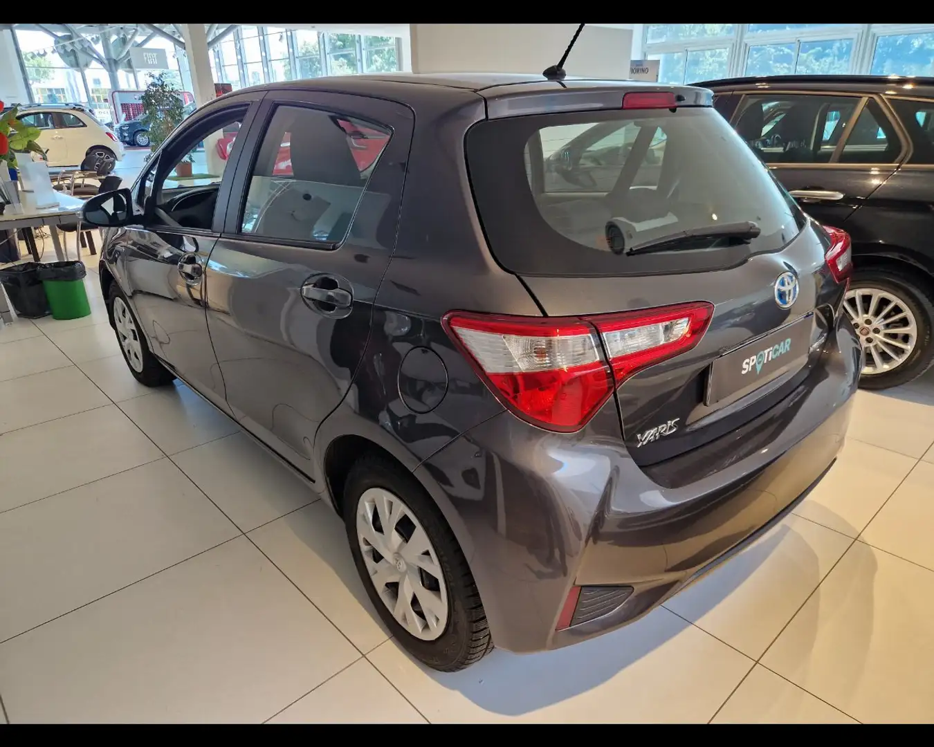Toyota Yaris 1.5 Hybrid 5 porte Active Grigio - 2