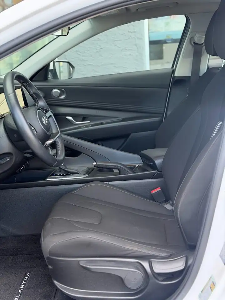 Hyundai ELANTRA снимка Hyundai ELANTRA