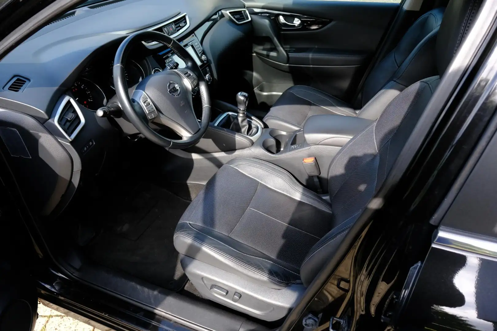 Nissan Qashqai 1.2 Tekna Pano|Leder|LED|Cam Zwart - 2