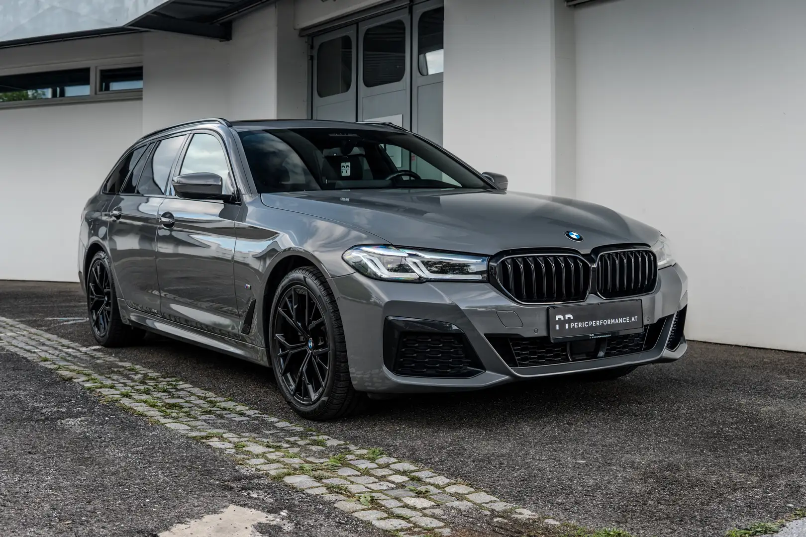 BMW 520 520 d M Sport | Pano, HuD, LED Grau - 1