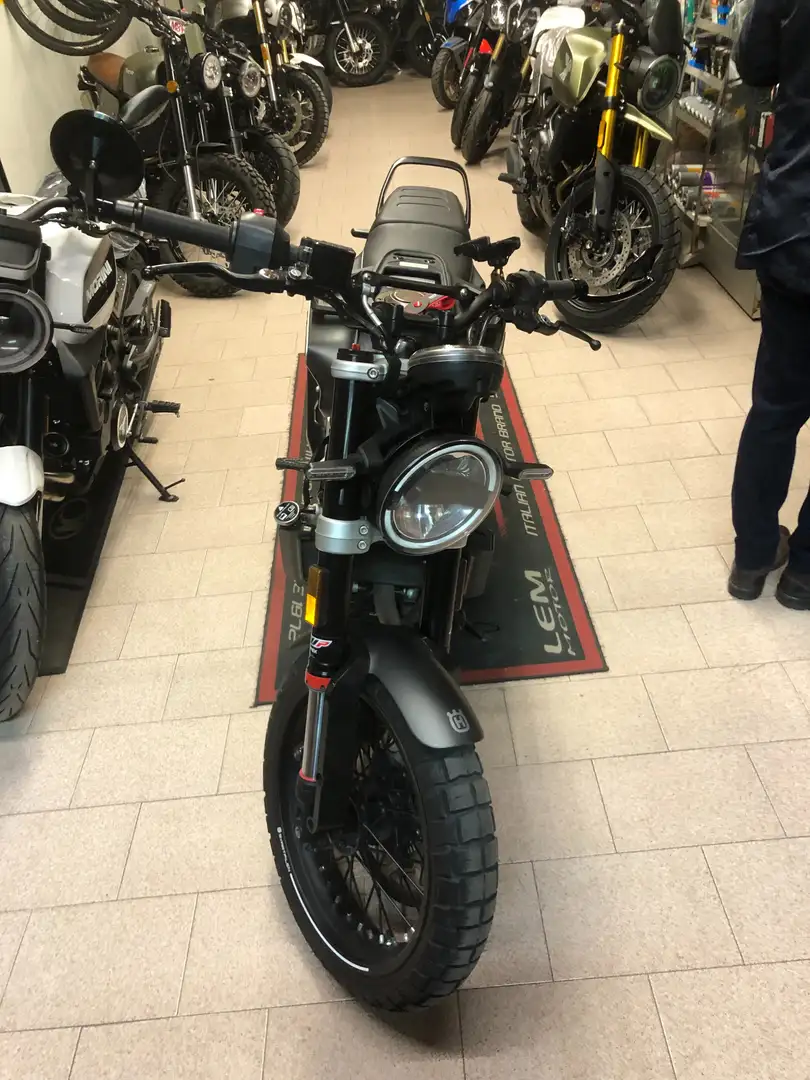 Husqvarna Svartpilen 401 Šedá - 2