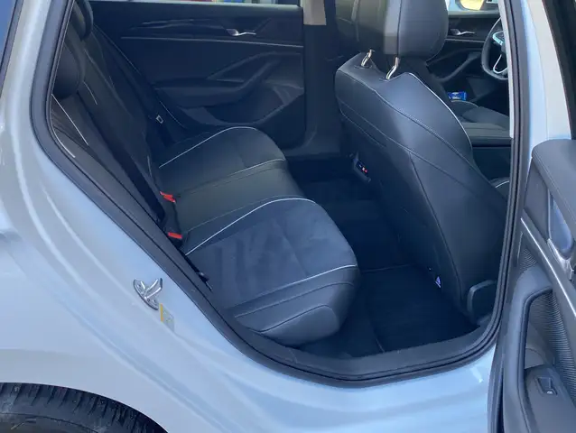 Volkswagen Passat view 14
