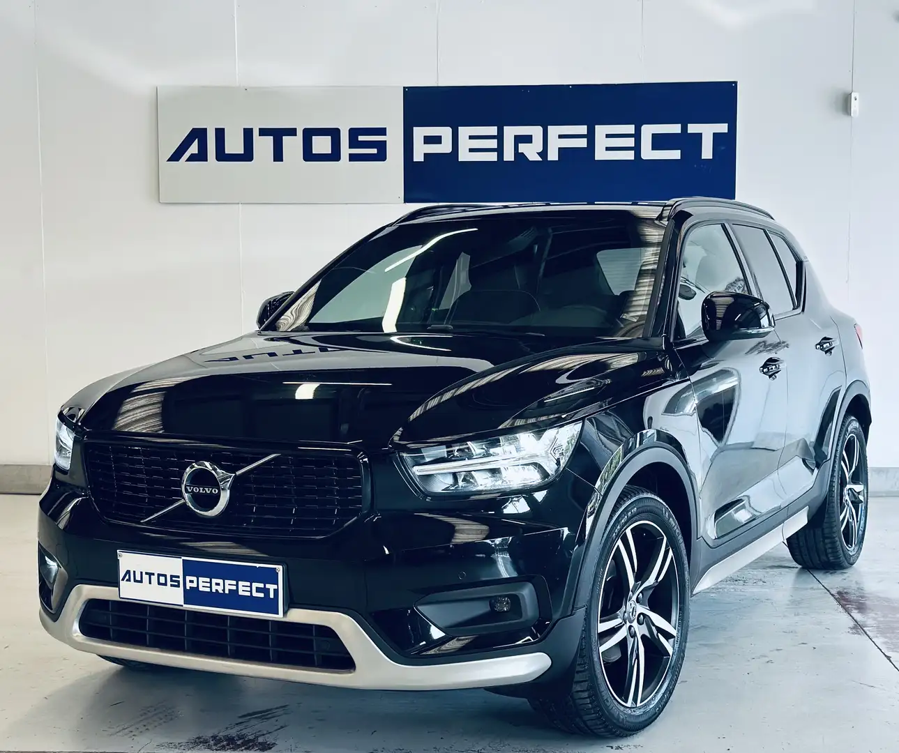 Volvo XC40 2.0D3 AWD R-Design BOITE AUTO CAMERA PDC NAVI FULL Noir - 1