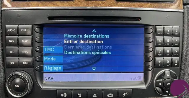 Mercedes-Benz 220 view 13