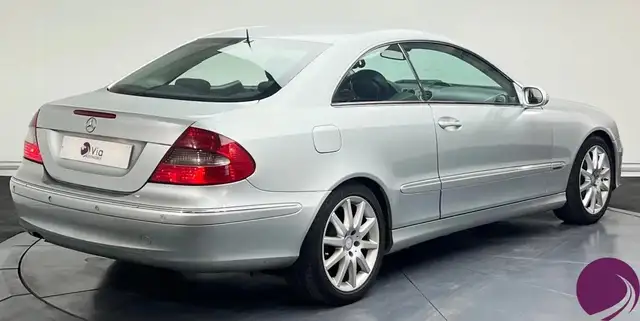 Mercedes-Benz 220 view 5