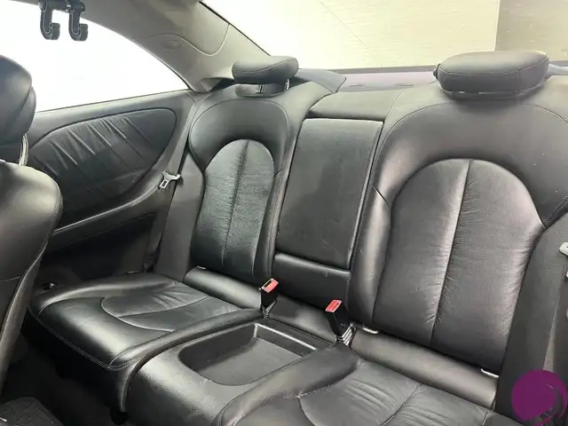 Mercedes-Benz 220 view 8