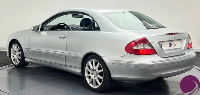 Mercedes-Benz 220 view 6