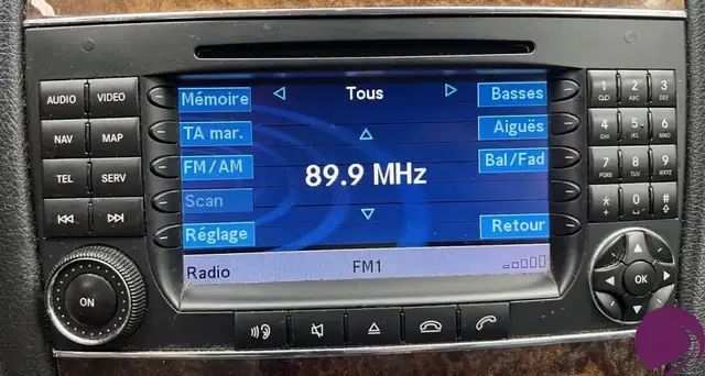 Mercedes-Benz 220 view 14
