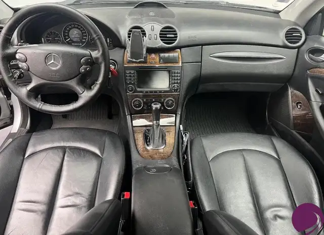 Mercedes-Benz 220 view 9