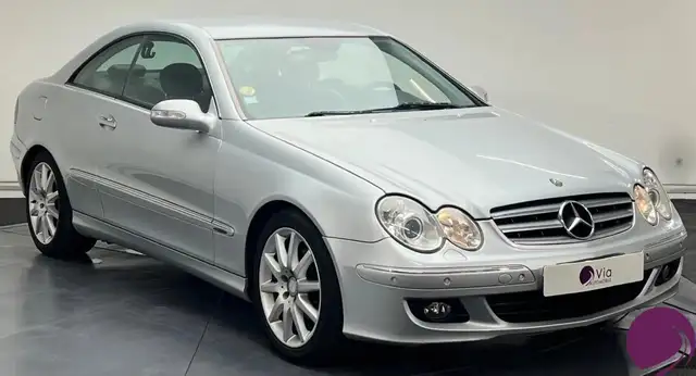 Mercedes-Benz 220 view 2