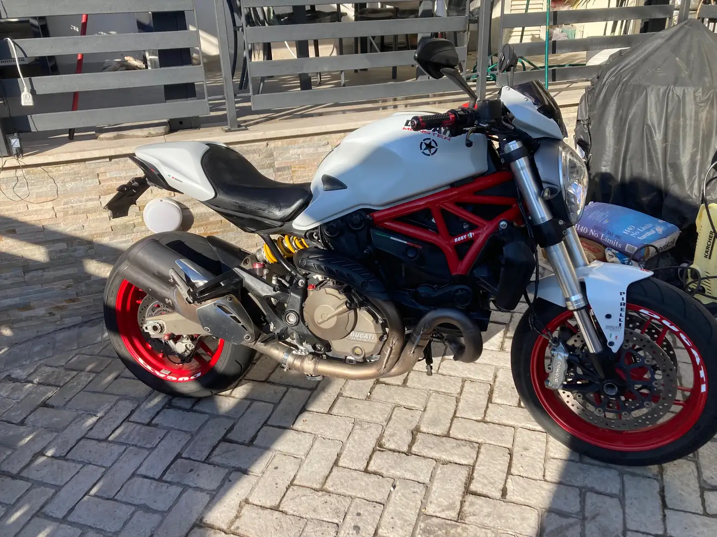 Ducati Monster 821 Bianco - 1