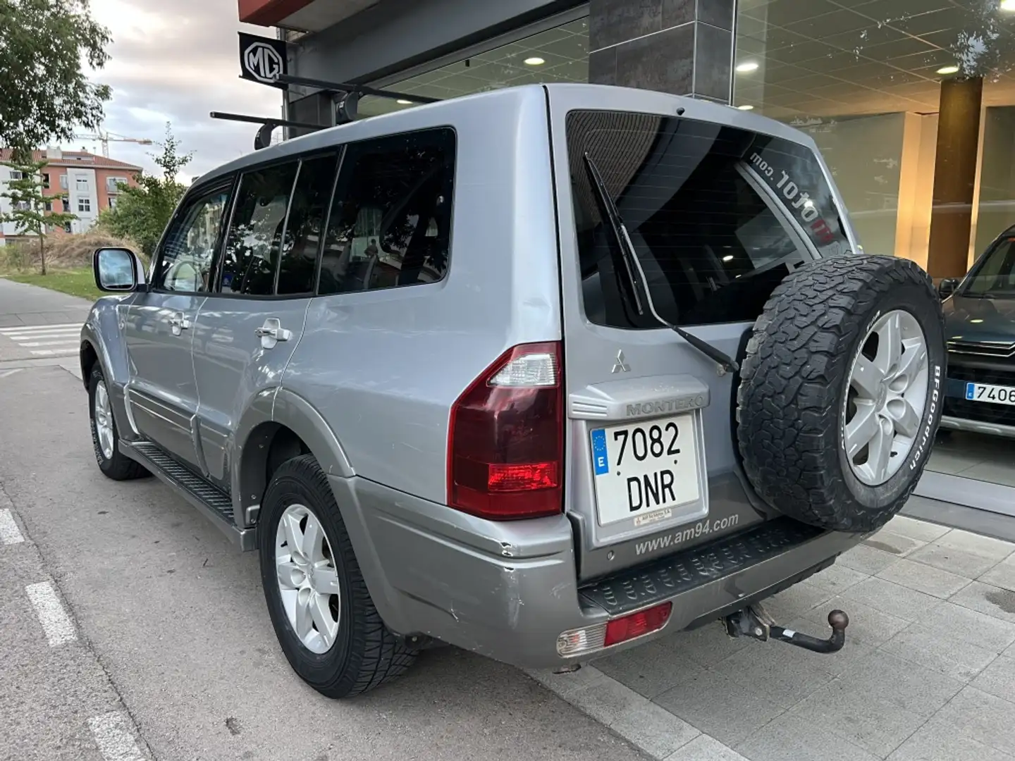 Mitsubishi Montero 3.2 DI-D Intense Srebrny - 2